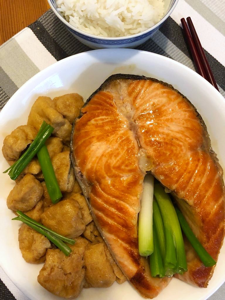 Salmon With Deep Fried Tofu Balls (三文魚豆卜)